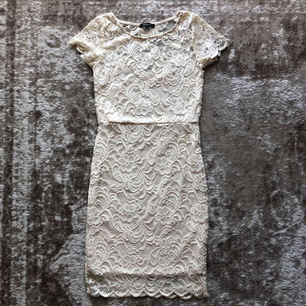 Lace dress Size M 💕 Never Worn